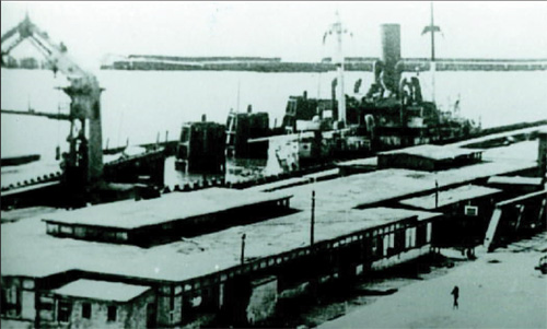 Nach dem Bombenangriff auf Sassnitz am 6. März 1945: Der Sassnitzer Feuerwehr gelang es trotz Einsatzes von schwerer Löschtechnik nicht, 350 der insgesamt 500 Verwundeten, die sich an Bord des Dampfers "Robert Möhring" befanden, zu retten.