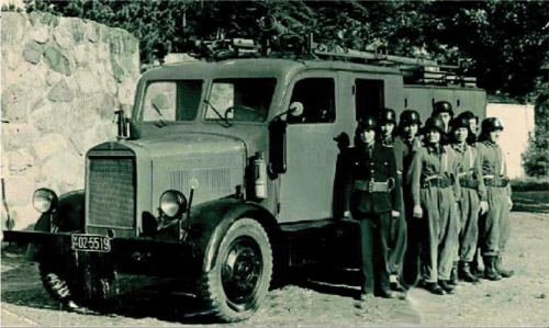 Kameraden der FFw Sassnitz vor ihrem "Mercedes"